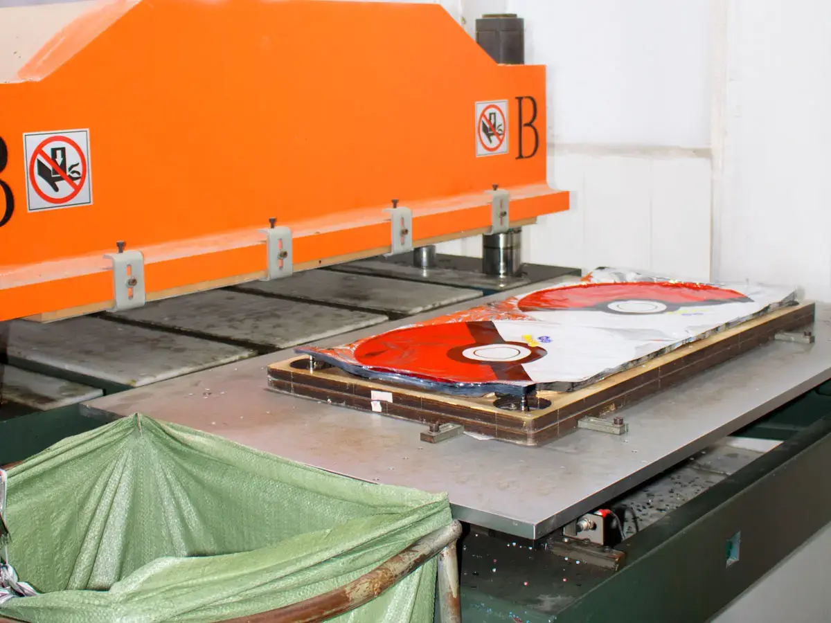 4D foil balloon multi-panel heat-sealing production at Borun Balloon Factory
